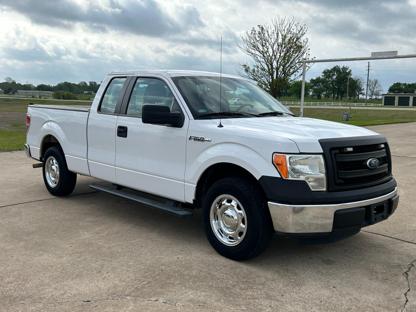 2014 White /Gray Ford F-150 XL SuperCab 6.5-ft. Bed 2WD (1FTEX1CM8EK) with an 3.7L V6 DOHC 24V engine, 6-Speed Automatic transmission, located at 17760 Hwy 62, Morris, OK, 74445, (918) 733-4887, 35.609104, -95.877060 - Photo#2